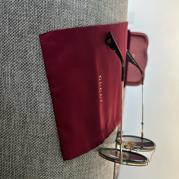 Selling my Gucci sunglasses still in good condition - Picture 10 of 14